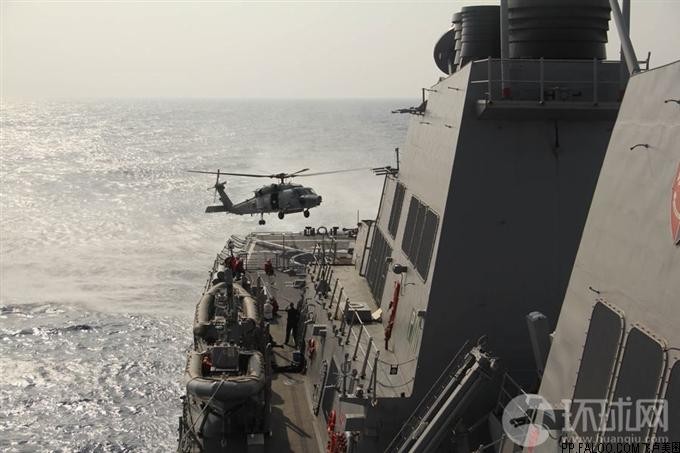 Trực thăng của hải quân Mỹ đang đáp xuống tàu khu trục USS McCampbell